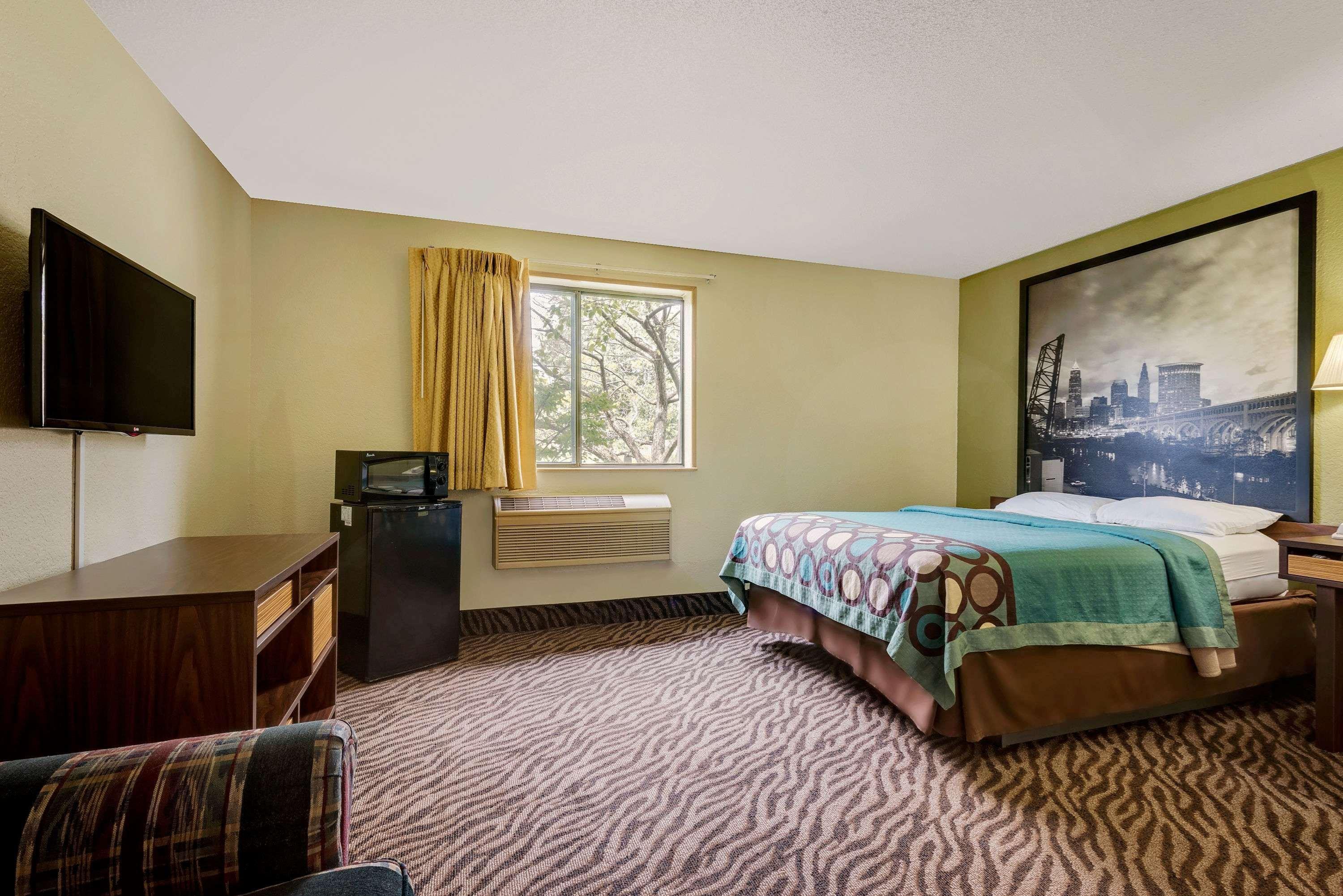 Super 8 By Wyndham Mentor/Cleveland Area Hotel Exterior photo