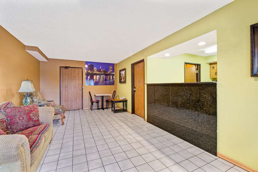 Super 8 By Wyndham Mentor/Cleveland Area Hotel Interior photo